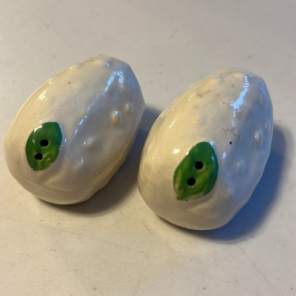 Vintage Potato salt and pepper shaker missing stoppers - Picture 2 of 3